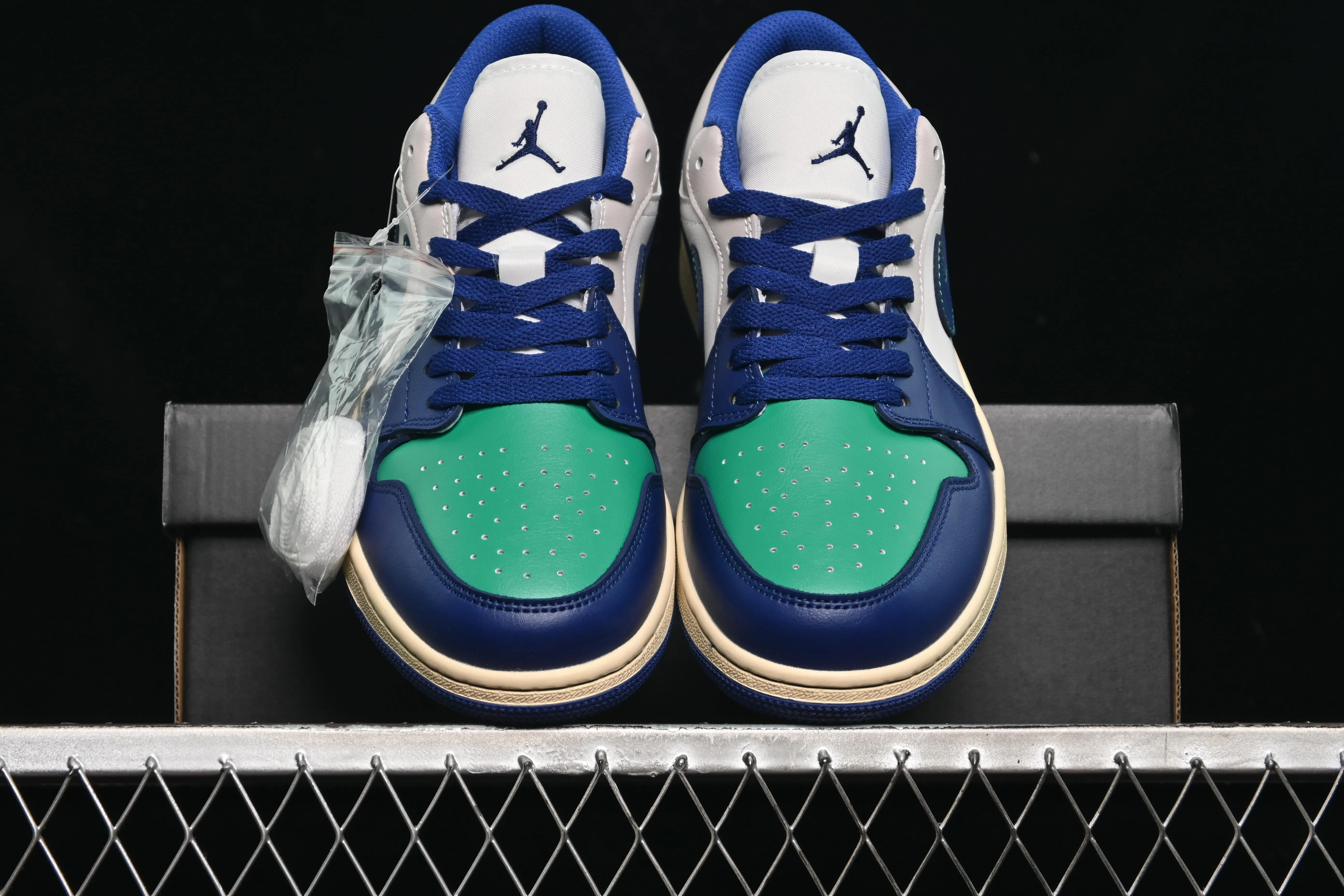 All categories Air Jordan Jordan series basketball shoes Air Jordan 1 Low Air Jordan 1 Low AJ1 Joe 1 blue and green color matching low-top cultural casual sneakers 553558-147